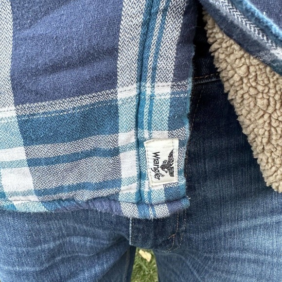 Wrangler Men's Jacket Med Shirt Heavyweight Sherpa Lined Long Sleeve Button Up - Picture 4 of 8